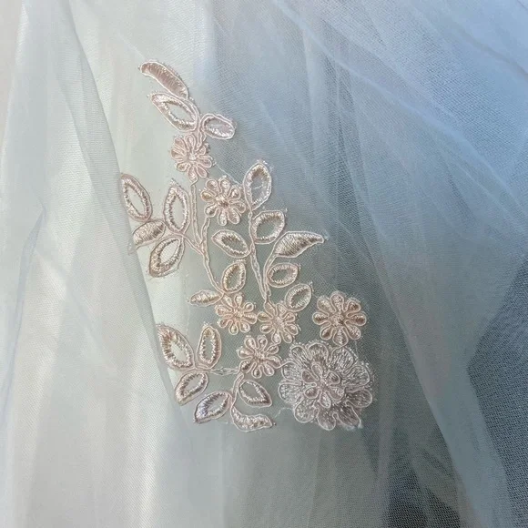 This is a like new flower girl dress. Worn only once, Size 6. Very nice dress. - Picture 4 of 4